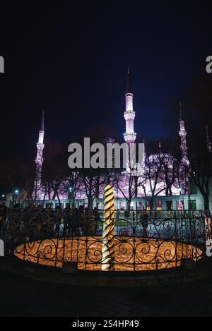 Mosquée Sultan Ahmed illuminée et colonne de Serpent la nuit à Istanbul Banque D'Images