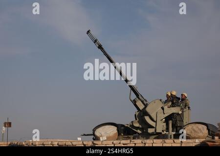 Non divulgué, Iran. 12 janvier 2025. Soldats iraniens prenant part à un exercice militaire dans un lieu non divulgué en Iran. L'Iran a étendu ses exercices militaires à deux installations nucléaires supplémentaires dans l'ouest et le centre du pays. (Image de crédit : © Bureau de l'armée iranienne via ZUMA Press Wire) USAGE ÉDITORIAL SEULEMENT! Non destiné à UN USAGE commercial ! Banque D'Images