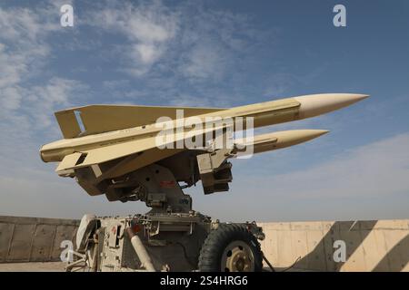 Non divulgué, Iran. 12 janvier 2025. Soldats iraniens prenant part à un exercice militaire dans un lieu non divulgué en Iran. L'Iran a étendu ses exercices militaires à deux installations nucléaires supplémentaires dans l'ouest et le centre du pays. (Image de crédit : © Bureau de l'armée iranienne via ZUMA Press Wire) USAGE ÉDITORIAL SEULEMENT! Non destiné à UN USAGE commercial ! Banque D'Images