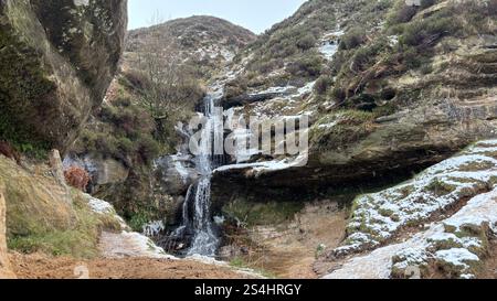 Chutes d'eau de Glen Vale au cœur de l'Écosse. Glen Vale entre East et West Lomond Hills. Glace et neige en hiver Banque D'Images