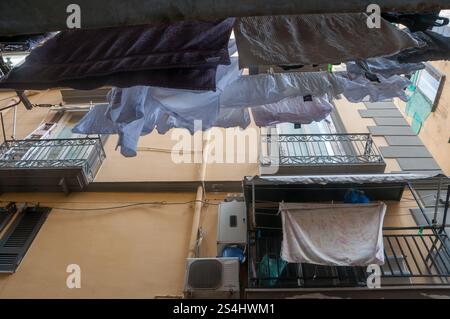 Vue typique d'un balcon avec des vêtements suspendus à la buanderie dans une ruelle à Naples dans les quartiers espagnols Banque D'Images