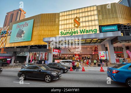 Les voitures passent par la Sungei Wang Plaza, un centre commercial populaire sur Jalan Sultan Ismail dans le quartier de Bukit Bintang. Kuala Lumpur, Malaisie. Banque D'Images