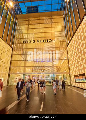 Les gens marchent à l'entrée principale du Pavilion Shopping Mall, une destination de shopping de premier choix dans le quartier de Bukit Bintang. Kuala Lumpur, Malaisie. Banque D'Images