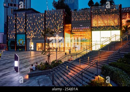 Vue extérieure de l'éclairage de nuit Exchange TRX, un centre commercial de luxe dans le quartier Tun Razak Exchange. Kuala Lumpur, Malaisie. Banque D'Images