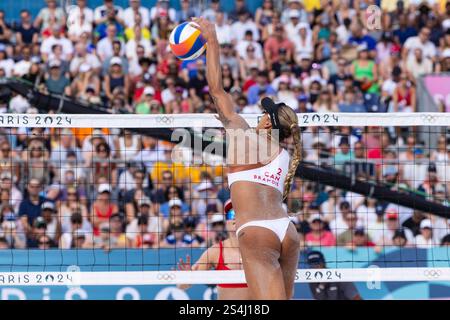 07 août 2024 : Brandie Wilkerson, du Canada, pointe la balle lors du match de quart de finale féminin de volleyball de plage entre le Canada et l'Espagne, qui a eu lieu au stade de la Tour Eiffel lors des Jeux olympiques d'été de Paris 2024 à Paris, en France. Daniel Lea/CSM. Banque D'Images