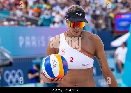 07 août 2024 : Brandie Wilkerson, du Canada, se prépare à servir lors du match de quart de finale féminin de volleyball de plage entre le Canada et l'Espagne, qui se tiendra au stade de la Tour Eiffel lors des Jeux olympiques d'été de Paris 2024 à Paris, en France. Daniel Lea/CSM. Banque D'Images