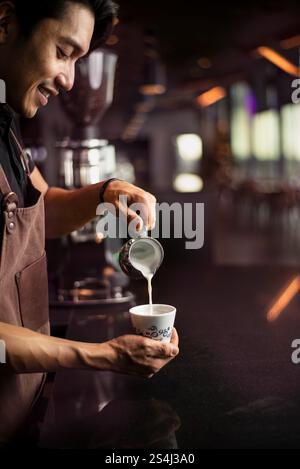 Photo d'action d'un barista fabriquant du café Art Banque D'Images