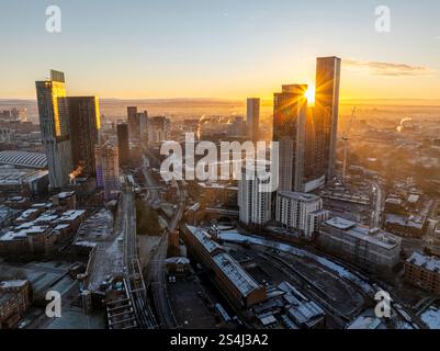 Image aérienne d'un magnifique lever de soleil sur le paysage urbain givré avec les gratte-ciel de Deansgate Square à Manchester au Royaume-Uni Banque D'Images