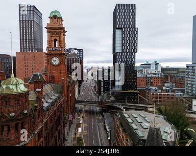 Image aérienne au-dessus d'Oxford Road à Manchester Royaume-Uni avec Kimpton Clocktower Banque D'Images