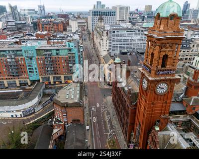 Image aérienne au-dessus d'Oxford Road à Manchester Royaume-Uni avec Kimpton Clocktower Banque D'Images