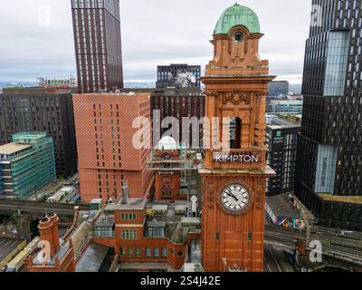 Image aérienne au-dessus d'Oxford Road à Manchester Royaume-Uni avec Kimpton Clocktower Banque D'Images