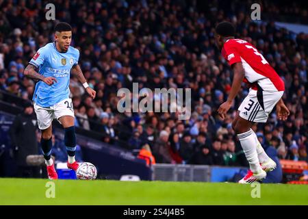 Manchester, Royaume-Uni. 11 janvier 2025. Savinho de Manchester City cherche à dépasser Kevin Berkoe de Salford City lors du match de 3e tour Manchester City FC vs Salford City FC Emirates FA Cup au stade Etihad, Manchester, Angleterre, Royaume-Uni le 11 janvier 2025 crédit : Ryan Crockett/Every second Media crédit : Every second Media/Alamy Live News Banque D'Images