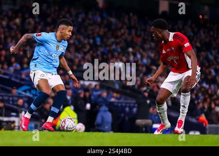 Manchester, Royaume-Uni. 11 janvier 2025. Savinho de Manchester City cherche à dépasser Kevin Berkoe de Salford City lors du match de 3e tour Manchester City FC vs Salford City FC Emirates FA Cup au stade Etihad, Manchester, Angleterre, Royaume-Uni le 11 janvier 2025 crédit : Ryan Crockett/Every second Media crédit : Every second Media/Alamy Live News Banque D'Images