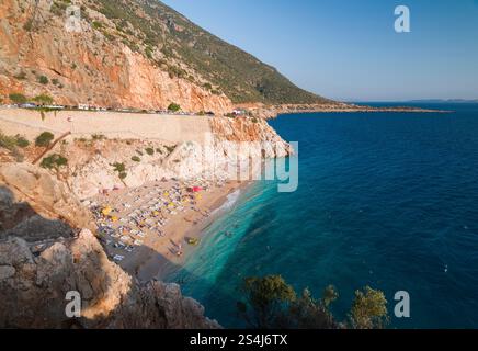 Vue magnifique depuis le sommet de la célèbre plage de Kaputas. Près du district de Kas, province d'Antalya, pays de Turquie Banque D'Images