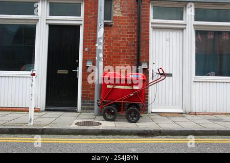 Un chariot de verrouillage de bureau de poste / Royal mail photographié dans la rue à Brighton, East Sussex, Royaume-Uni. Banque D'Images