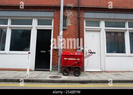 Un chariot de verrouillage de bureau de poste / Royal mail photographié dans la rue à Brighton, East Sussex, Royaume-Uni. Banque D'Images
