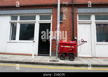 Un chariot de verrouillage de bureau de poste / Royal mail photographié dans la rue à Brighton, East Sussex, Royaume-Uni. Banque D'Images