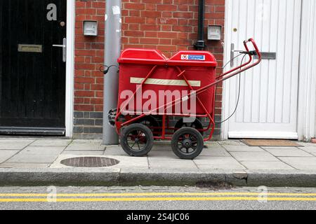 Un chariot de verrouillage de bureau de poste / Royal mail photographié dans la rue à Brighton, East Sussex, Royaume-Uni. Banque D'Images