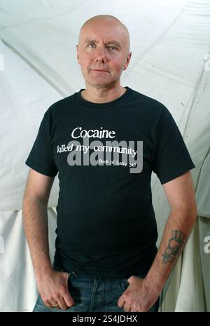 Irvine Welsh, auteur écossais controversé, photographié au Festival international du livre d'Édimbourg, où il a parlé de son roman immortel « Trainspotting » et de ses projets en cours. Le festival du livre faisait partie du Festival international d'Édimbourg, le plus grand festival annuel d'arts au monde. Banque D'Images