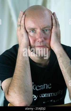 Irvine Welsh, auteur écossais controversé, photographié au Festival international du livre d'Édimbourg, où il a parlé de son roman immortel « Trainspotting » et de ses projets en cours. Le festival du livre faisait partie du Festival international d'Édimbourg, le plus grand festival annuel d'arts au monde. Banque D'Images