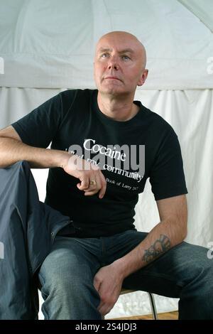 Irvine Welsh, auteur écossais controversé, photographié au Festival international du livre d'Édimbourg, où il a parlé de son roman immortel « Trainspotting » et de ses projets en cours. Le festival du livre faisait partie du Festival international d'Édimbourg, le plus grand festival annuel d'arts au monde. Banque D'Images