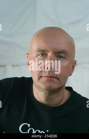 Irvine Welsh, auteur écossais controversé, photographié au Festival international du livre d'Édimbourg, où il a parlé de son roman immortel « Trainspotting » et de ses projets en cours. Le festival du livre faisait partie du Festival international d'Édimbourg, le plus grand festival annuel d'arts au monde. Banque D'Images