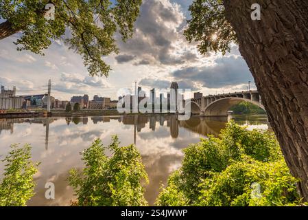 Paysage urbain pittoresque avec pont sur la Still River reflétant la ville Banque D'Images