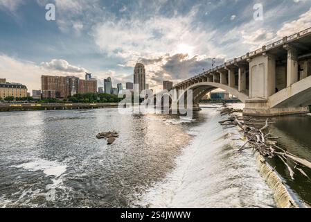 Pont urbain au-dessus de la rivière avec City Skyline Banque D'Images