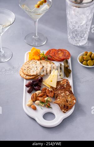Petit plateau de charcuterie ou de fromage pour deux servi avec des martinis Banque D'Images