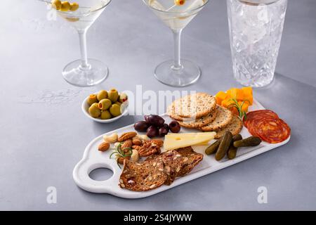 Petit plateau de charcuterie ou de fromage pour deux servi avec des martinis Banque D'Images