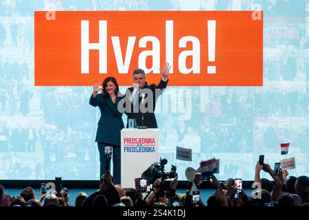 (250113) -- ZAGREB, 13 janvier 2025 (Xinhua) -- le président croate Zoran Milanovic et son épouse célèbrent la victoire avec leurs partisans après avoir remporté le second tour présidentiel à Zagreb, Croatie, le 12 janvier 2025. Le président croate sortant Zoran Milanovic a remporté de manière convaincante le second tour présidentiel qui s’est tenu dimanche, battant son rival Dragan Primorac avec une tête dirigeante, selon la Commission électorale d’État croate (SEC). Avec 99,59 pour cent des votes traités, Milanovic a recueilli 74,67 pour cent, laissant Primorac loin derrière avec 25,33 pour cent, a rapporté la SEC. (Igor Kralj/PIXSELL via Xinhua) Banque D'Images