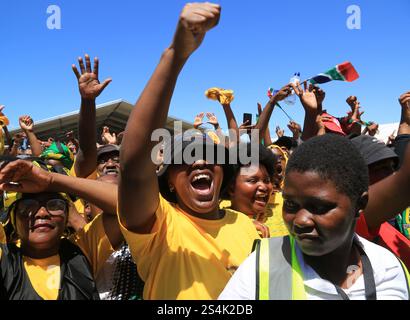 Le Cap, Afrique du Sud.11 janvier 2025. Les gens se rassemblent au Mandela Park Stadium pour célébrer le 113e anniversaire de la fondation du Congrès national africain le 11 janvier 2025 au Cap, en Afrique du Sud. Crédit : Sun Xiang/China News Service/Alamy Live News Banque D'Images