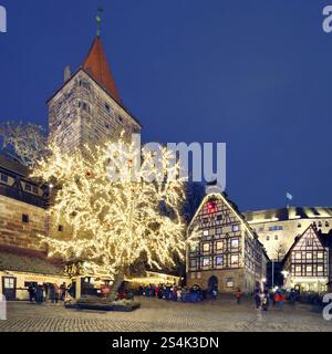 De la gauche : rempart de la ville, Tiergaertnerturm, la plus belle place de Nuremberg, Pilatushaus historique avec calendrier de l'Avent de l'Altstadtfreunde, repos Banque D'Images
