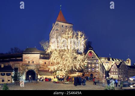 De la gauche : mur de la ville, Tiergaertnertor, Tiergaertnerturm, Pilatushaus historique avec calendrier de l'Avent des amis de la vieille ville, le plus beau Banque D'Images