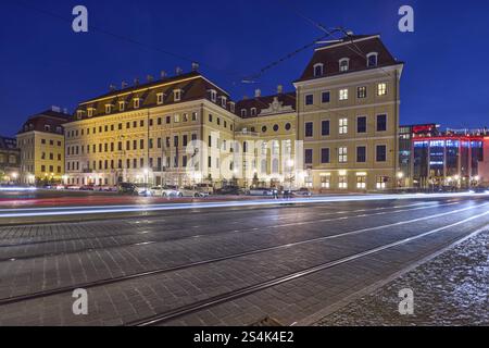 Hôtel Taschenbergpalais Kempinski Dresde, palais, style architectural baroque, rue avec voies de tramway et lignes aériennes, traces légères de voitures, bleu Banque D'Images