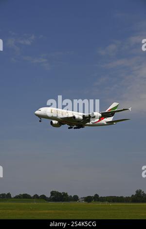 Emirates Airbus A380-800 approchant sous le ciel bleu, atterrissant sur la piste sud, aéroport de Munich, haute-Bavière, Bavière, Allemagne, Europe Banque D'Images