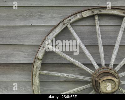 Ancienne en bois panier volant appuyée contre le mur de la grange Banque D'Images