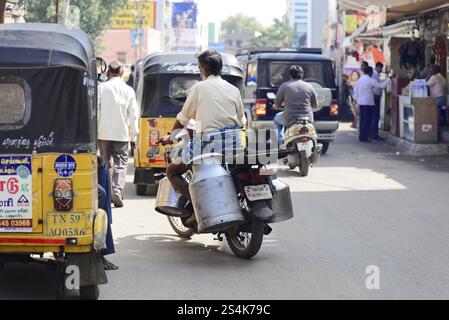 Madurai, Inde du Sud, Inde, Asie, scène de rue animée en Inde avec des motos et des gens, impressions de l'Inde du Sud, Thanjavur, Kovalam, Malabar co Banque D'Images