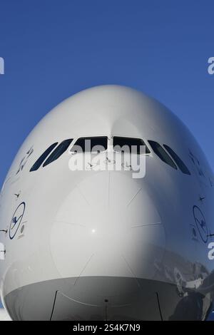 Lufthansa Airbus A380-800, cockpit avec fenêtre et capteurs de mesure au poste d'enregistrement devant le terminal 2 avec ciel bleu, terminal 2, Munich Air Banque D'Images