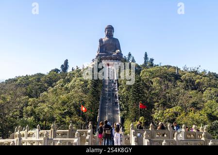 Les touristes visitent l'énorme Bouddha Tian Tan au monastère po Lin à Hong Kong. Banque D'Images