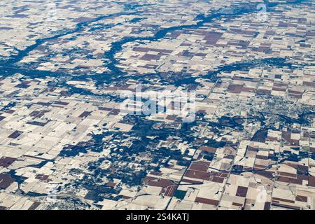 Vue aérienne des petites villes et des terres agricoles de l'Iowa près de Waterloo. Banque D'Images