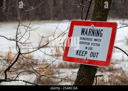 Vadnais Heights, Minnesota. Parc régional du lac Vadnais. Mince signe de glace sur étang aéré en hiver. Il est aéré pour améliorer l'oxygénation naturelle en t Banque D'Images