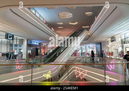 Shenzhen, Chine - 06 février 2019 : photo intérieure du centre commercial UpperHills, district de Futian, Shenzhen. Banque D'Images