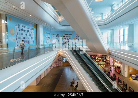 Shenzhen, Chine - 06 février 2019 : photo intérieure du centre commercial UpperHills, district de Futian, Shenzhen. Banque D'Images