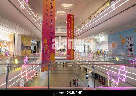 Shenzhen, Chine - 06 février 2019 : photo intérieure du centre commercial UpperHills, district de Futian, Shenzhen. Banque D'Images