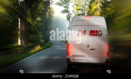Le service de colis conduit rapidement des colis express le long de la route de campagne dans la forêt des montagnes. Livraison et logistique. Banque D'Images