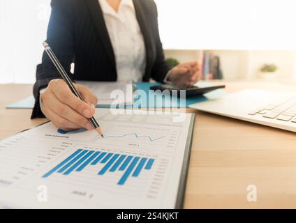 Femmes d'affaires examinant les données dans les États financiers. Comptabilité , comptabilité, concept d'analyse financière. Banque D'Images