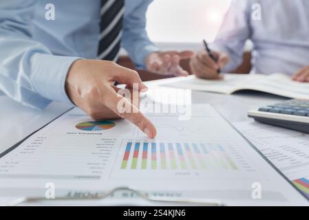 Gestionnaire de fonds analyser le rapport d'activité pour afficher les résultats de performance et de retour sur investissement de la société. Banque D'Images