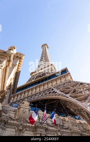 Tour Eiffel, Paris Hôtel Las Vegas. Vue en angle bas. Bleu ciel ensoleillé sur fond. Drapeau tricolore de la France et des États-Unis. Copier l'espace, Plan vertical Banque D'Images