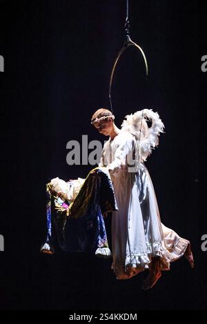 Londres, Royaume-Uni. 08 janvier 2025. Des artistes sont vus sur scène au Royal Albert Hall de Londres lors de la répétition générale du « Corteo » du Cirque du Soleil Credit : SOPA images Limited/Alamy Live News Banque D'Images